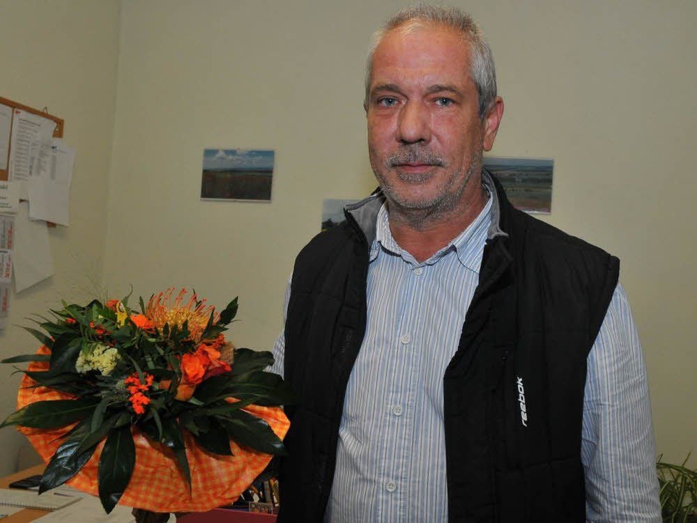 Bernd Matschulat erhält den Blumenstrauß, der von der Blumenboutique Meinhardt zur Verfügung gestellt wurde.