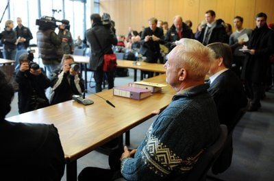Der wegen Dreifachmord angeklagte Rentner Wilfried R. sitzt im Landgericht in Hildesheim auf der Anklagebank umringt von Kameraleuten und Fotografen. (FOTO: DPA)