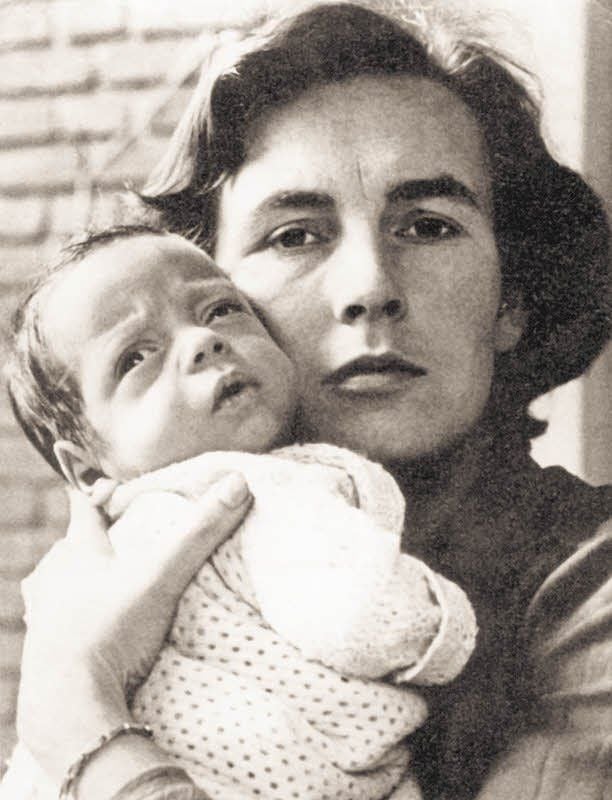 Elizabeth Shaw und ihr Sohn Patrick in Kleinmachnow, 1950