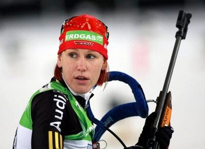 Biathletin Kati Wilhelm schaut sich vor dem Einschiessen um. (FOTO: DDP)