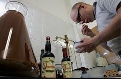 Der Apotheker Martin Wolff demonstriert in Altenweddingen in der Loewen-Apotheke die Herstellung des Trappenkräuterlikörs. (Foto: ddp)