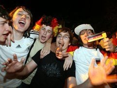 Deutsche Fußball-Fans feiern am Donnerstagabend den 3:2-Sieg der deutschen Nationalelf im Viertelfinale bei der EM in Basel gegen Portugal. (Foto: dpa)