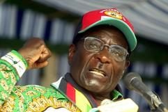 Simbabwes Präsident Robert Mugabe in kämpferischer Pose auf Wahlkampftour in Harare. (Foto: dpa)