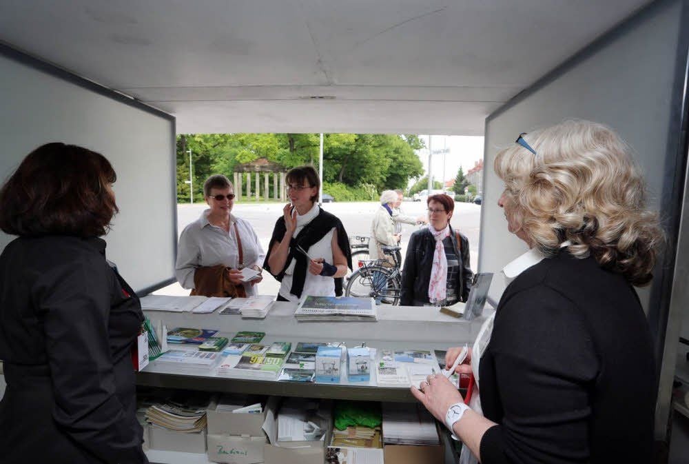 Eine neue Sichtachse bot der Blick aus der Trinkhalle auf die Sieben Säulen, wo am Wochenende Infos, Tickets und Broschüren zu haben waren. Die Geburtstagstorte für „Onkel Walter“ stammt von der Bäckerei Schieke.