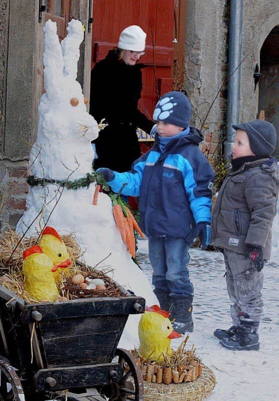 Über den Osterhasen aus Schnee zum Ostermarkt auf der Roßlauer Burg haben nicht nur Niclas und Luis gestaunt. Der kommt schließlich nicht in jedem Jahr angehoppelt.