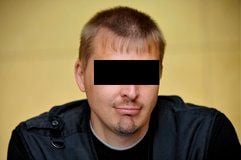 Der 40-jährige Angeklagte Erzieher im sogenannten «Spatzennest»-Prozess, Stefan S., sitzt vor Prozessbeginn wegen Kindesmissbrauchs im Gerichtssaal des Landgerichtes in Kaiserslautern. (Foto: ddp)