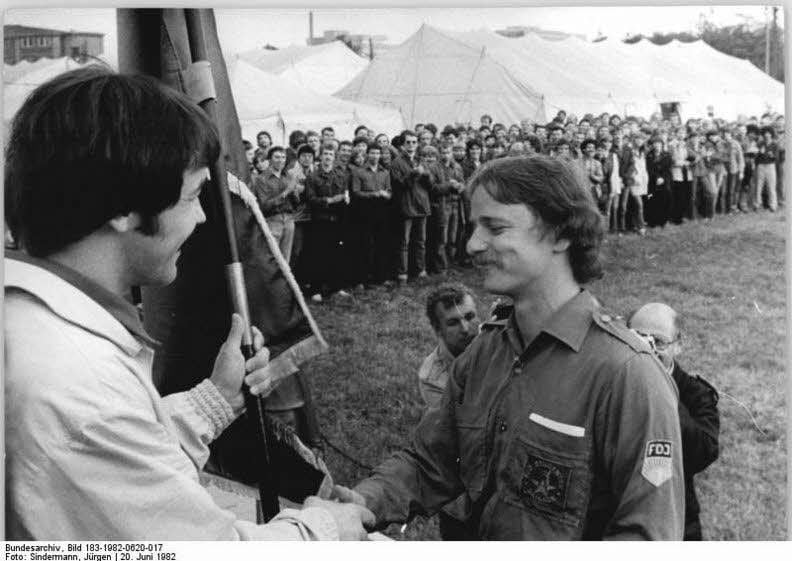 Pionierchef Wilfried Poßner (l.) im Außeneinsatz.
