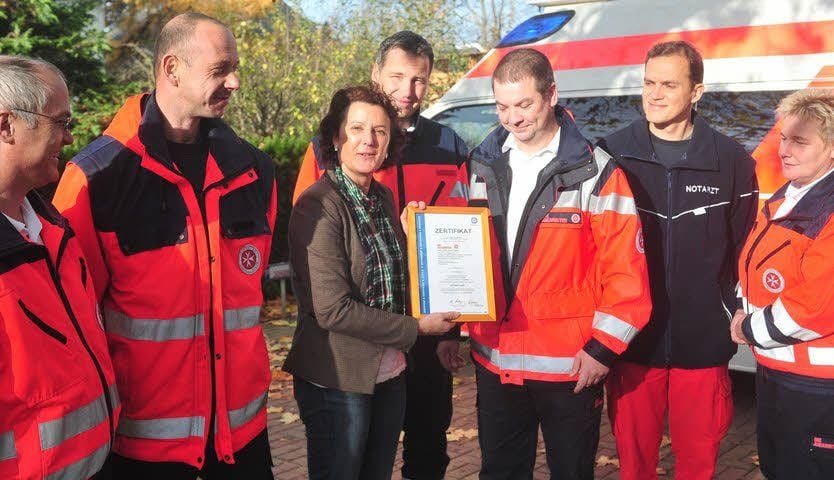Marion Bretschneider, Vorstandsmitglied der Johanniter-Unfall-Hilfe im Regionalverband Dessau-Roßlau, mit dem Tüv-Zertifikat