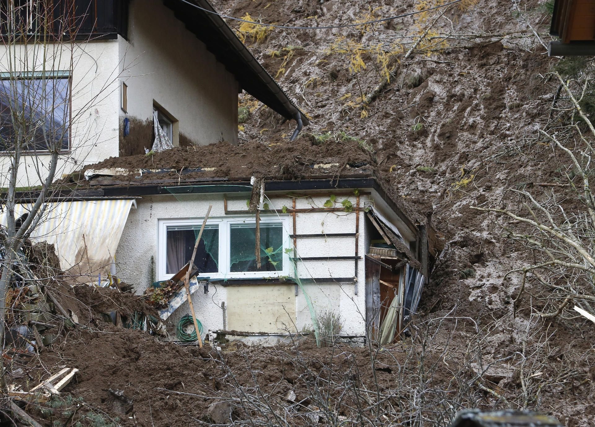 Ein Wohnhaus wurde von einem Erdrutsch getroffen und ist teilweise zerstört worden.