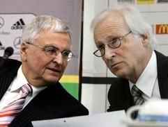 Der Geschäftsführende Präsident des Deutschen Fußball-Bundes (DFB, l), Theo Zwanziger, bespricht sich am Donnerstag (03.02.2004) bei einer Pressekonferenz in der DFB-Zentrale mit DFB-Chefjustitiar Goetz Eilers (r). Zwanziger erklärte, dass das Sportgericht des DFB in der Bestechungsaffäre gegen Schiedsrichter und Spieler möglichst schnell tätig werden soll. (Foto: dpa)