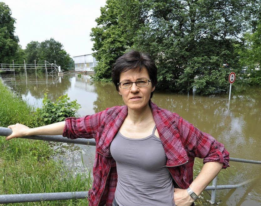 Christiane Nöthen ist derzeit jeden Tag mit dem Fahrrad unterwegs, um sich ein Bild von den Deichen und dem Hochwasser zu machen.
