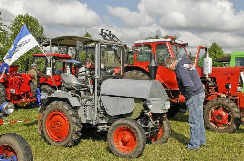 Immer wieder bleiben die Besucher stehen und schauen sich die Oldtimer an.