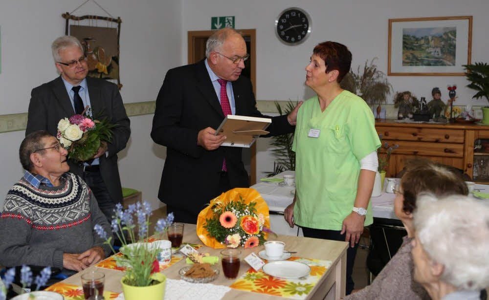 Landrat Harri Reiche (parteilos, M.) übergibt Heike Goryla die Urkunde, die sie als „Gründerin des Monats“ auszeichnet.
