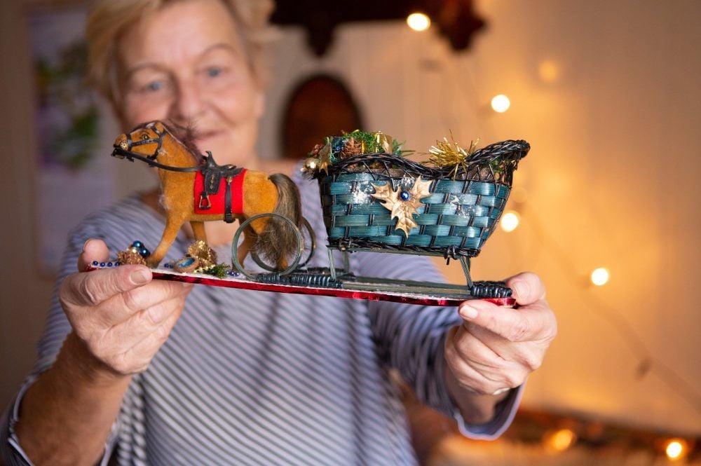Heidi Kutschik liebt es, die Stube weihnachtlich zu dekorieren. Hier ein Pferdeschlitten, den sie besonders hütet. Er ist ein Andenken an die Eltern.