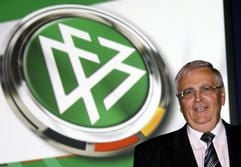 Der Präsident des Deutschen Fußball-Bundes (DFB), Theo Zwanziger, aufgenommen in Frankfurt beim DFB-Bundestag (Archivfoto vom 08.09.2006). (Foto: dpa)