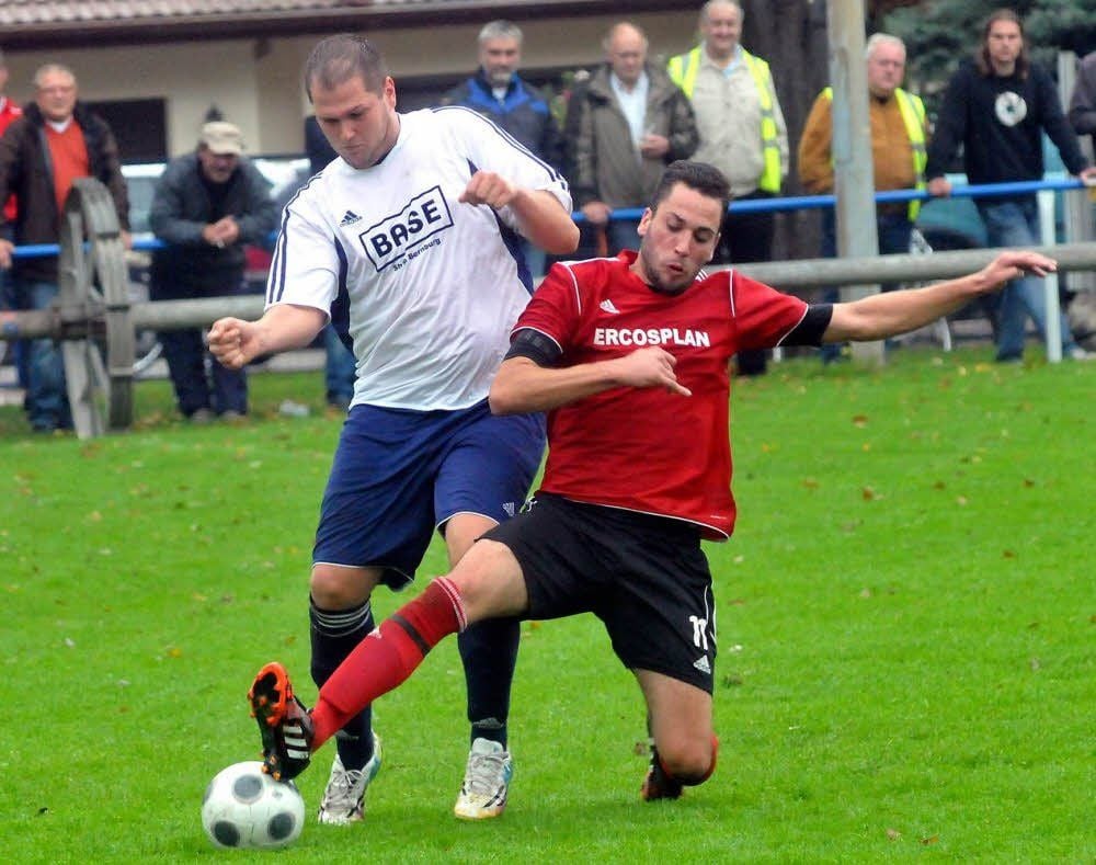 Eintracht-Kapitän Ingo Krone (rechts) spielt den Ball vor dem Baalberger Sebastian Arndt.