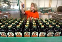 Im Werk Kamenz der Mast-Jägermeister AG überwacht am Mittwoch (28.04.2004) Cornelia Körner die Abfüllanlage. (Foto: dpa)