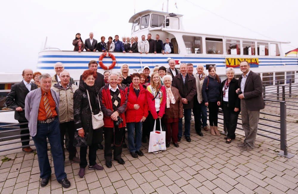 Gäste und Gastgeber gehen an Bord der „Vineta“, um die Veränderungen rund um die Goitzsche zu erleben.