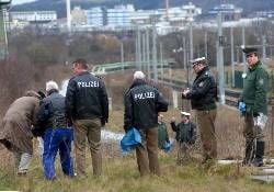 Spurensuche an einem Bahndamm in Jena