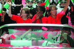 Drei Kinder, unter ihnen Gilles (Ilya van Malderghem, l.) sitzen in einem Cabrio in einer Szene des Films «Gilles». (Foto: dpa)