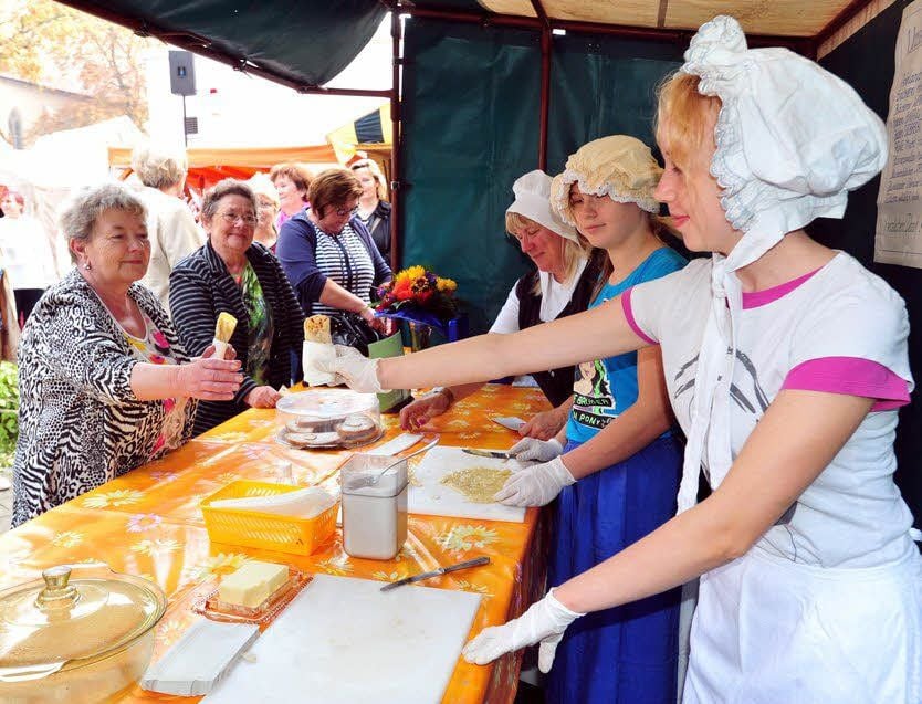 Hohenmölsener Herbstmarkt und Plätzer, gebacken von Sekundarschülern, gehören zusammen.