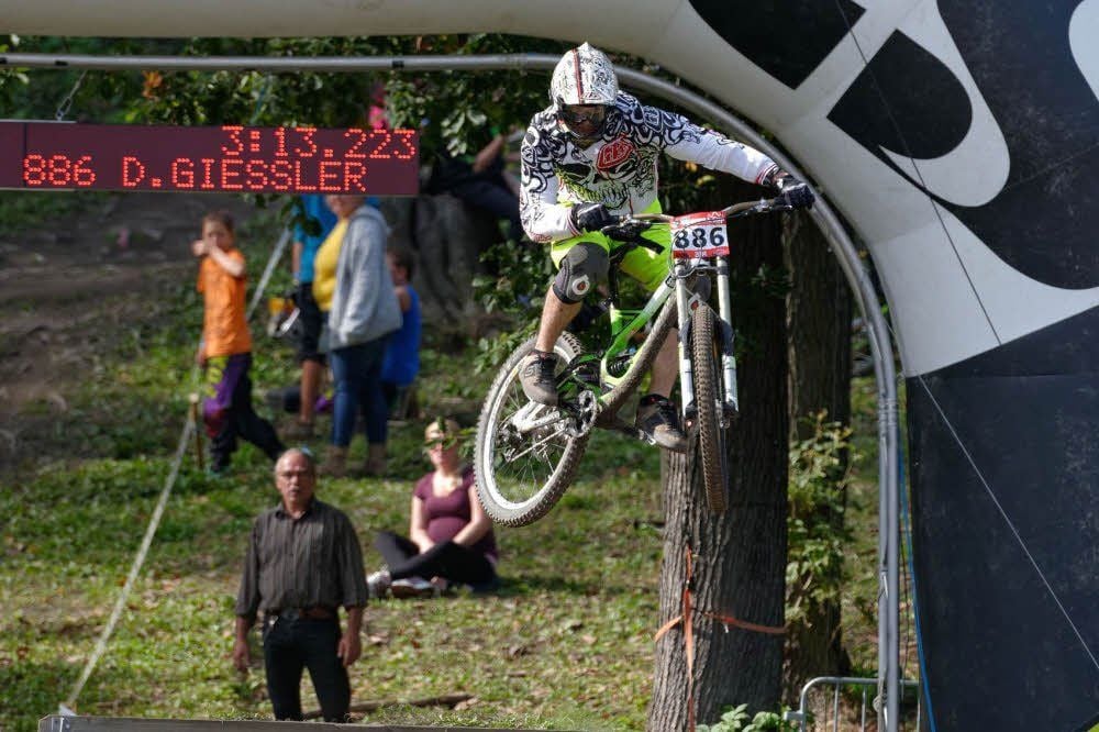 Mit viel Schwung fliegt Dominik Giessler bei den Hobby-Herren durch den riesigen Zielbogen.