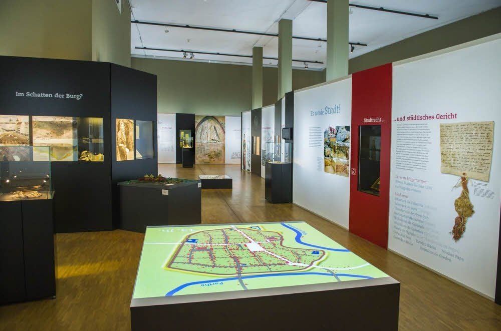 Blick in die Ausstellung, die über Leipzigs Geschichte vom 11. bis zum 15. Jahrhundert informiert.