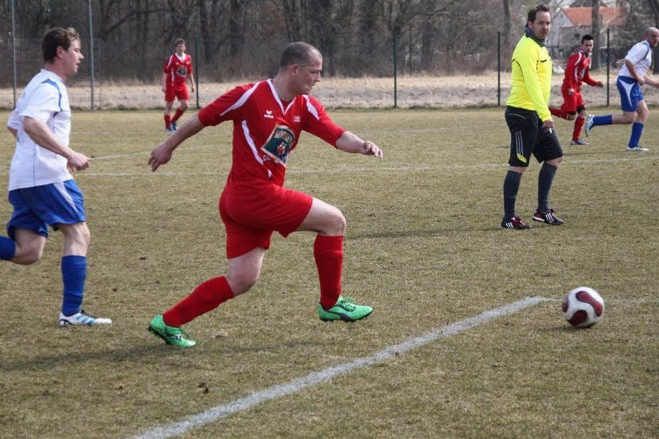 Martin Wernicke, hier für den SV Gölzau in Aktion, jagt künftig im Wulfener Trikot dem Ball hinterher.