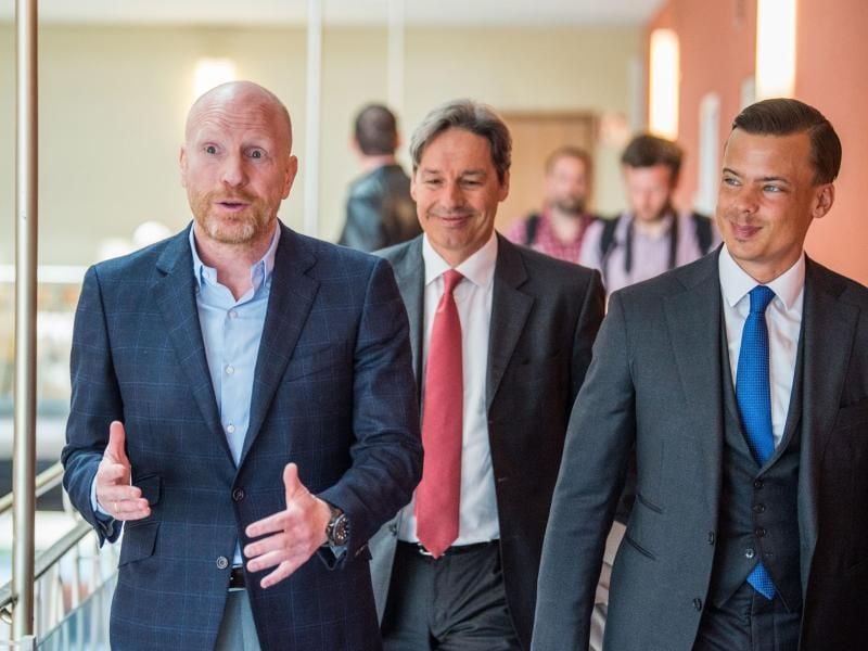 Matthias Sammer (l) kommt nach dem Prozessauftakt mit seinen Anwälten aus dem Sitzungssaal. Foto: Lino Mirgeler