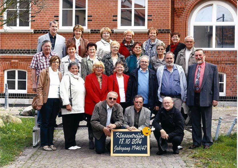 Vor der „Roten Schule“ in Jessen treffen sich die Abc-Schützen des Jahres 1953 wieder.