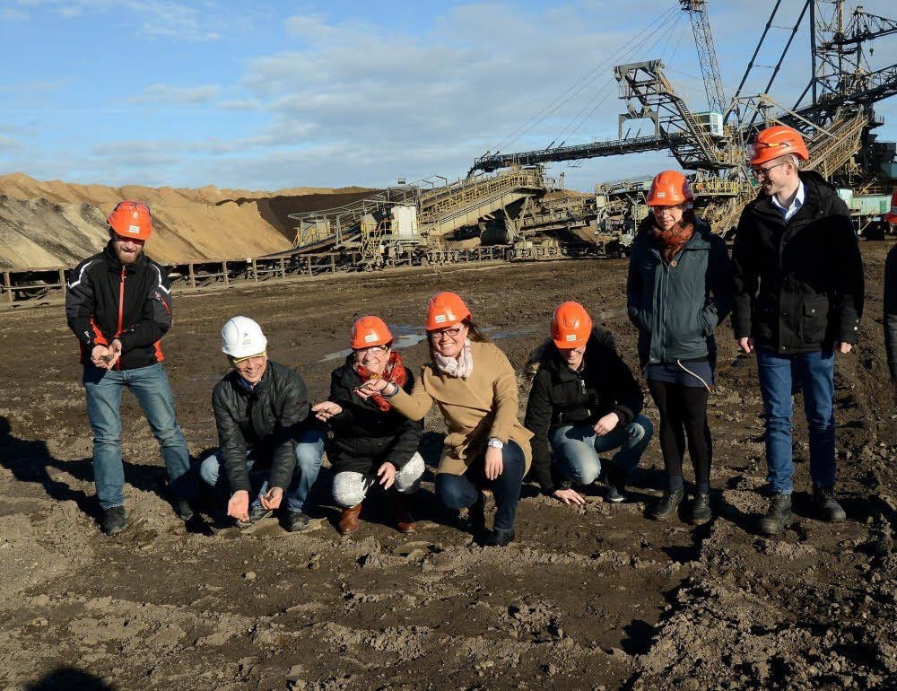 Vor dem Absetzer im Tagebau Profen-Süd können die Studenten sich genauer mit dem Erdreich befassen und dieses erkunden.