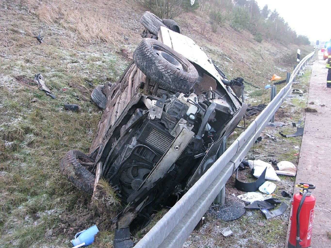 Das Fahrzeug überschlug sich nach einem missglückten Überholmanöver mehrfach.