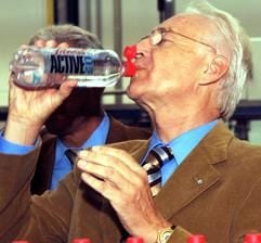 Prost! Der CSU-Vorsitzende und bayerische Ministerpräsident Edmund Stoiber besucht am Montag (8. August 2005) auf einer Wahlkampftour die Produktionsstätte der Adelholzener Alpenquellen im Landkreis Traunstein. (Foto: dpa)