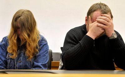 Die 23-jährige Judith H. und der 35-jaehrige Guido H. sitzen im Landgericht in Giessen vor der Urteilsverkuendung im Revisionsprozess um den Tod ihrer 14 Monate alten Tochter Jacqueline auf der Anklagebank. (FOTO: DDP)
