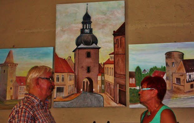 Besucher Manfred Stern und die Künstlerin Brigitta Mehwald unterhalten sich in der Alten Druckerei über ihr Bild des Saigertors.