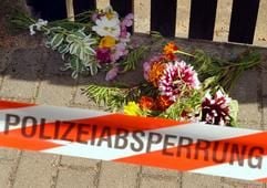 Im brandenburgischen Brieskow-Finkenheerd südlich von Frankfurt (Oder) liegen am Dienstag (02.08.2005) Blumen vor der Gartentür zum Grundstück des Fundortes der neun toten Neugeborenen, die hier seit vielen Jahren versteckt waren. (Foto: dpa)