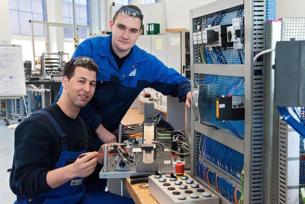 Tarik Chourak (links) und Patrick Effertz unterstützen sich gegenseitig bei der Ausbildung.
