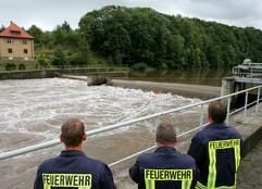 Kräfte der Feuerwehr suchen am Dienstag (21.08.2007) am Wehr von Zinnberg bei Penig an der Zwickauer Mulde zwei junge Männer, die hier bei einer Bootsfahrt verunglückt sind. (Foto: dpa)