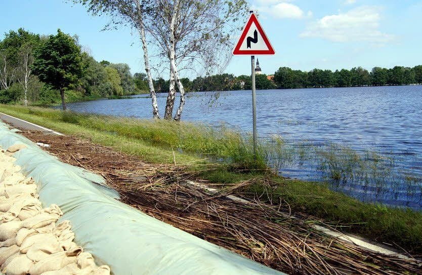 Wo sich das Wasser vom Schweinitzer Notdamm zurückgezogen hat, hinterlässt es angeschwemmten Schlick und Unrat. (Hochwasser 2013)