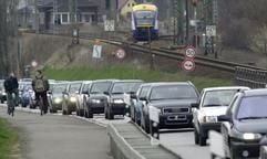 Stoßstange an Stoßstange schieben sich am Ostermontag (12.04.2004) zum Ende der Osterfeiertage in Mecklenburg-Vorpommern die Autos von der Insel Rügen aus über den 2,5 Kilometer langen Rügendamm in Richtung Stralsund. Der Rügendamm zwischen Stralsund und der größten deutschen Ostsee-Insel Rügen ist zur Ferienzeit und zu Feiertagen immer ein Staupunkt der Touristenströme. (Foto: dpa)