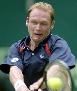 Gerry Weber Open Dienstag (11.06..2002) in Halle (Westfalen): Rainer Schüttler returniert den Ball. Das Spiel in der 1. Runde konnte Schüttler gegen Jiri Novak (Tschechien) mit 6:3, 6:2 gewinnen.