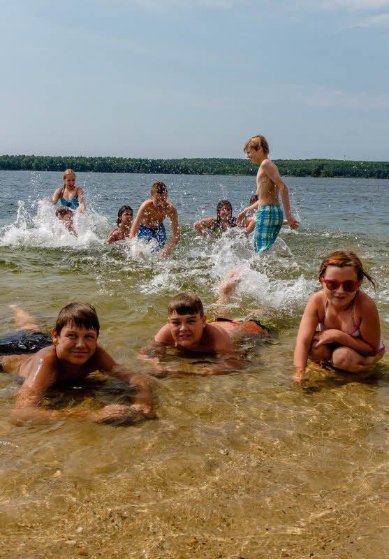 Nicht überall stört das Tausendblatt: Diese Kinder eines Ferienlagers der Leipziger Wohnungsbaugenossenschaft tummeln sich im Bergwitzsee. Bei heißen Temperaturen eine Wohltat für alle.