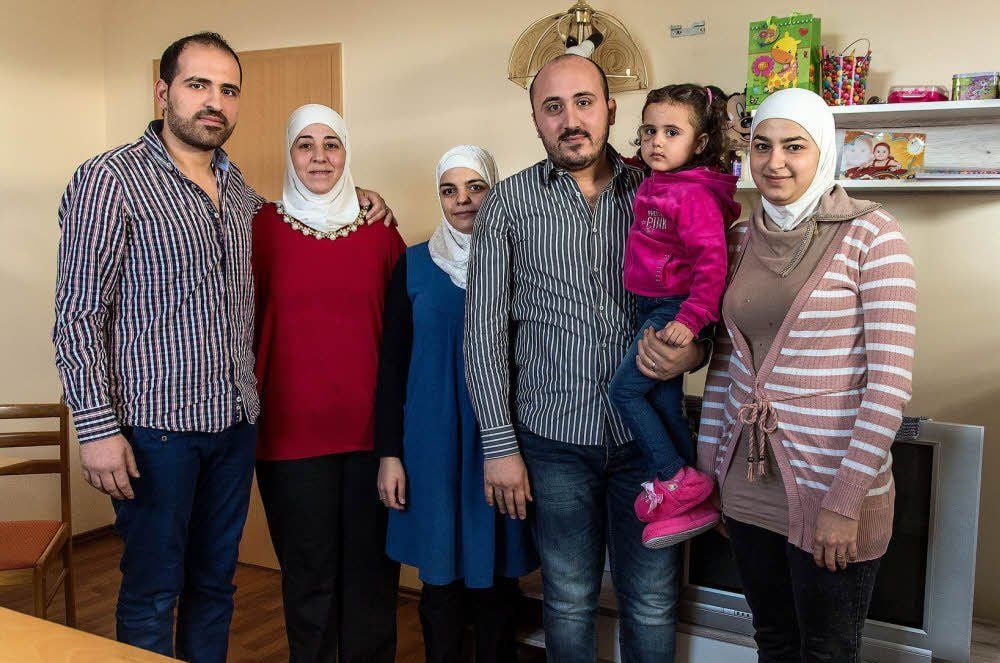 Gemeinsam wohnt die Familie in einer Wohnung in Bad Dürrenberg.