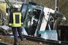 Beim Zusammenstoß eines Linienbusses und einer Regionalbahn sind am Dienstag im thüringischen Rudolstadt zwei Menschen ums Leben gekommen. (Foto: dpa)