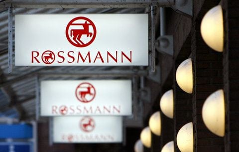Logos der Drogeriekette Rossmann