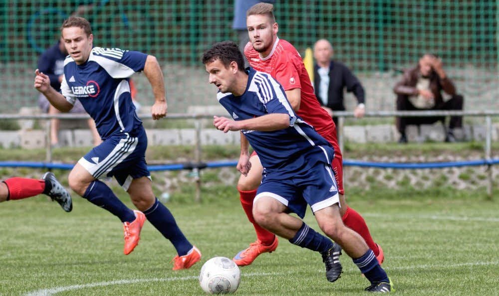 Daniel Weber (vorn vor Wernigerodes Marco Raue) und Ronny Borchardt trieben das Spiel von Westerhausen immer wieder an.
