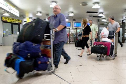 Bei Lufthansa zum Beispiel werden mit der Einführung des Stückkonzepts schon für den zweiten Koffer 50 Euro fällig. (FOTO: DPA)