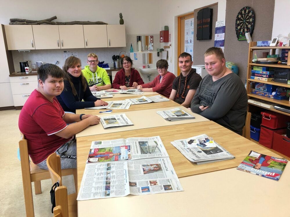 Bei der Klasse 12a der Förderschule Großkayna, hier mit den Lehrerinnen Antonie Bieda (2.v.l.) und Heike Hunger (4.v.l.) , wird täglich Zeitungsschau gehalten.