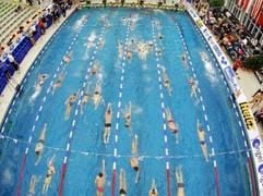 Schwimmer bereiten sich auf ihren Wettkampf vor.