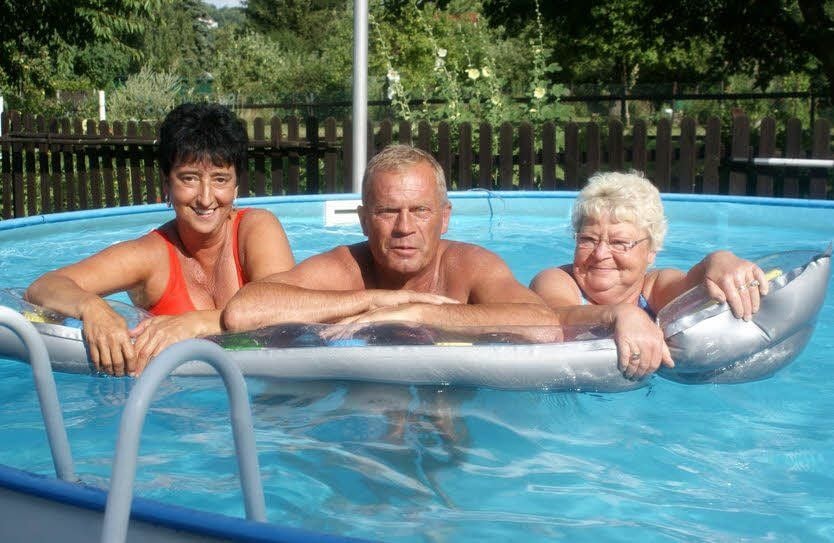 Monika (links) und Jens Fallenstein sowie Nachbarin Anita Vogel verbringen die heißen Tage am liebsten im heimischen Pool.